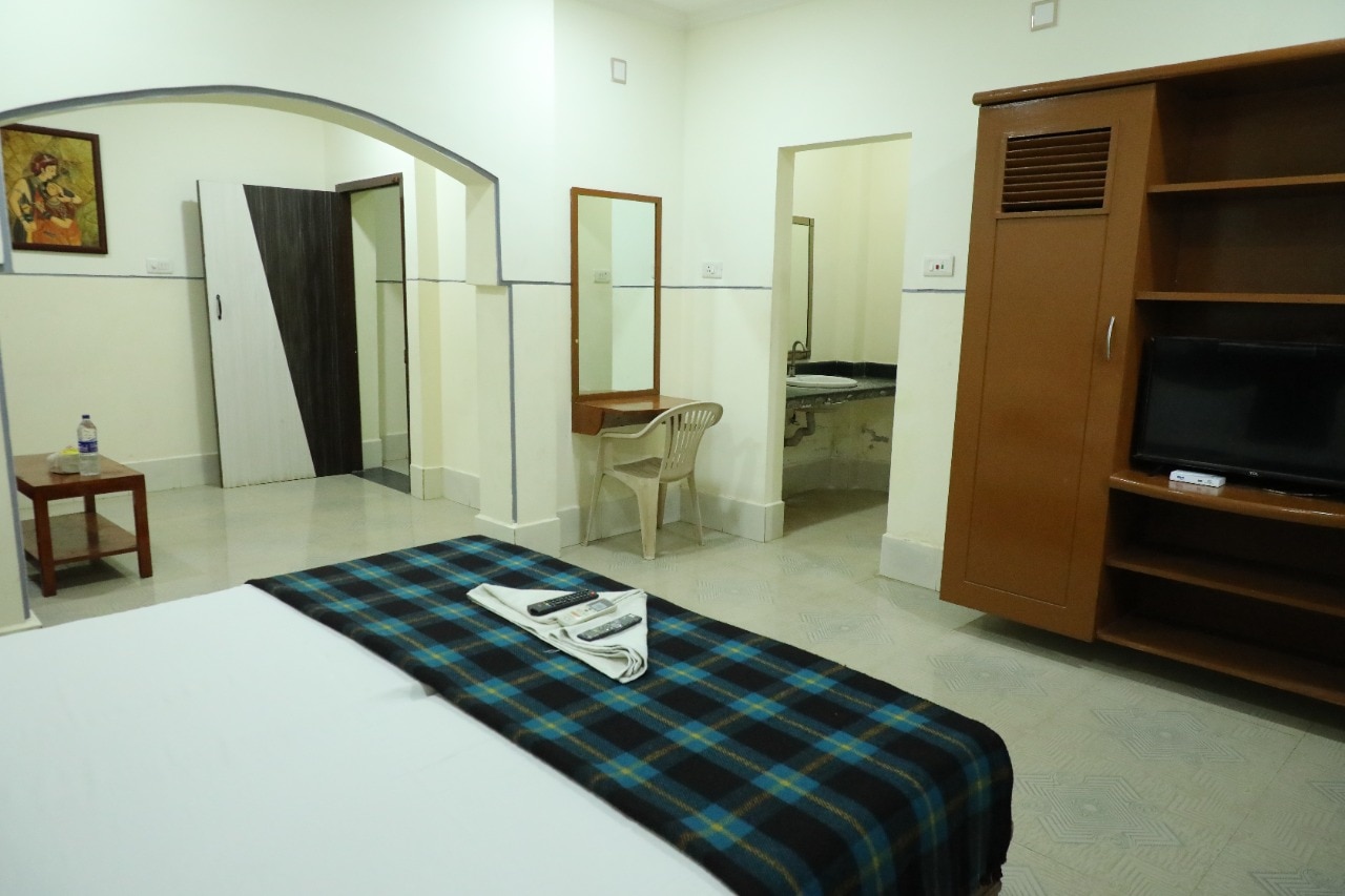 HOTEL DREAM WORLD BOARDING & LODGING - Tap to explore photos