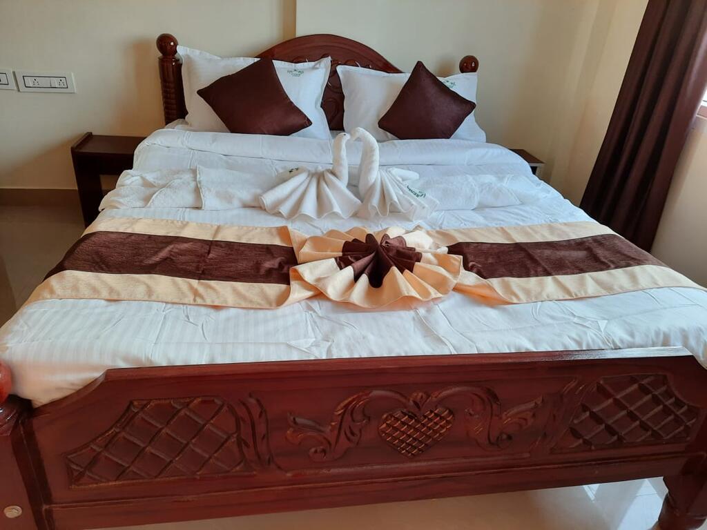 Tiger Chozha Hill-view Cottage | Rooms & Wi-Fi - Tap to explore photos