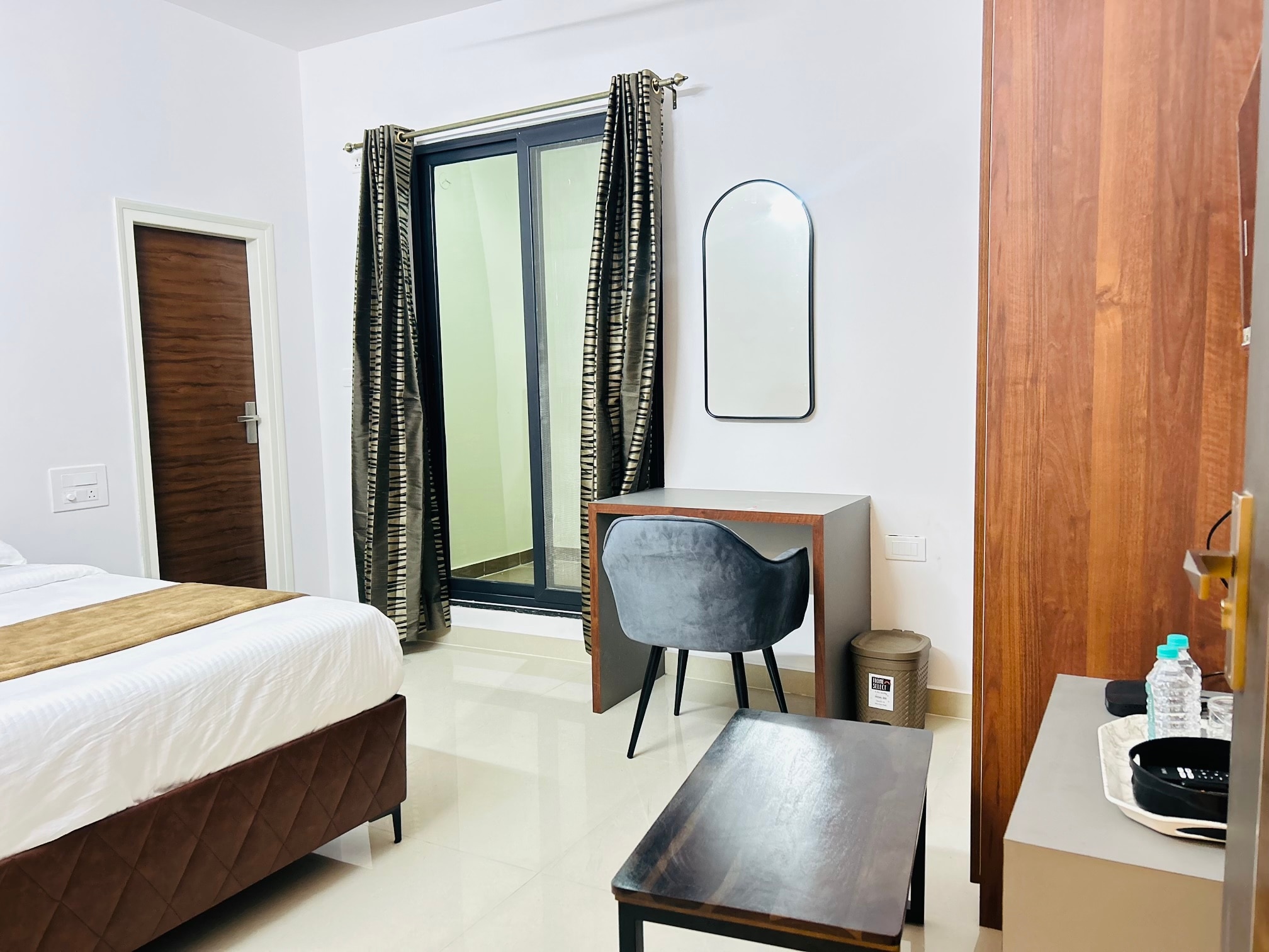 Queen's Suite Rooms - Tap to explore photos