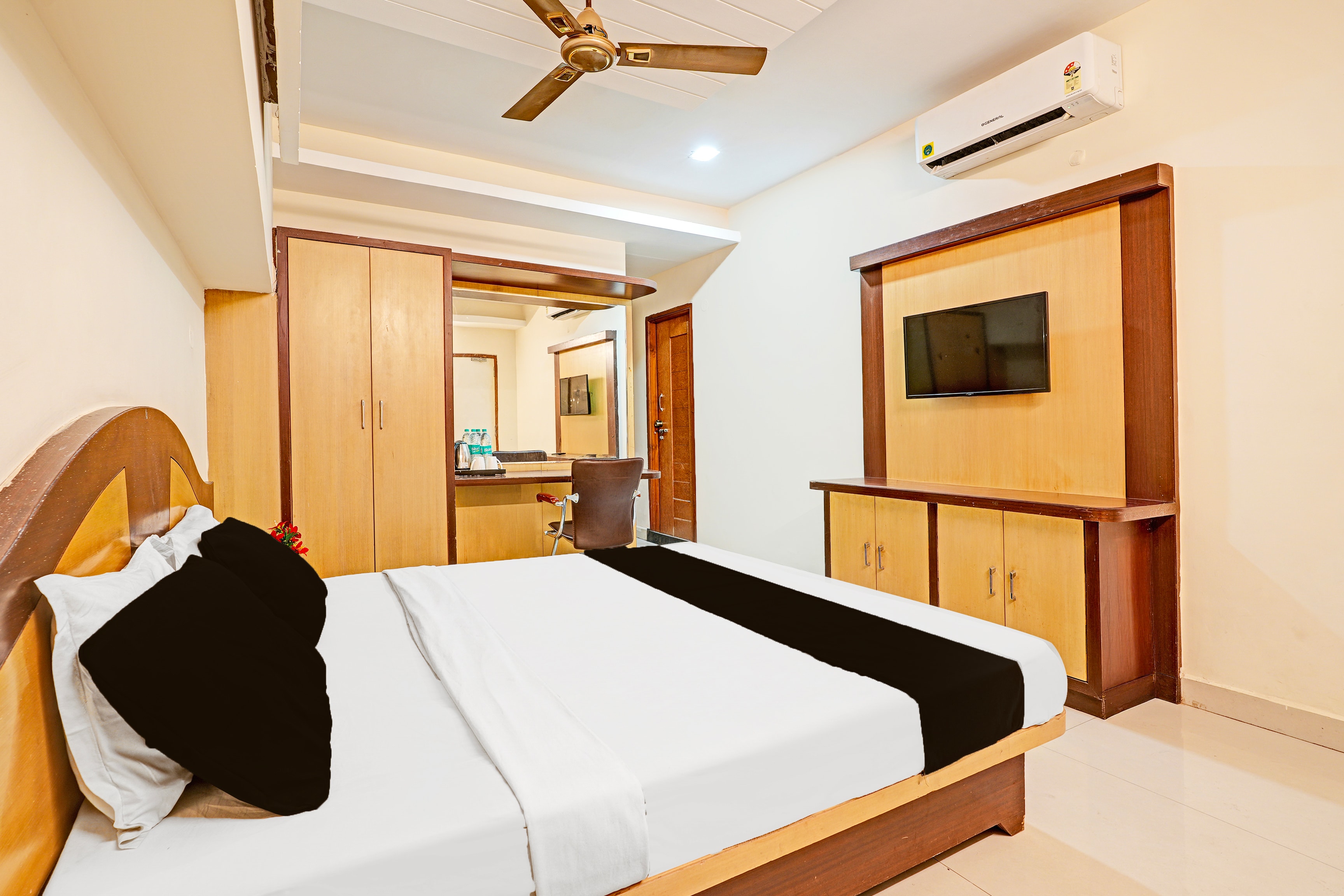 Super Hotel O Anantapur - Tap to explore photos