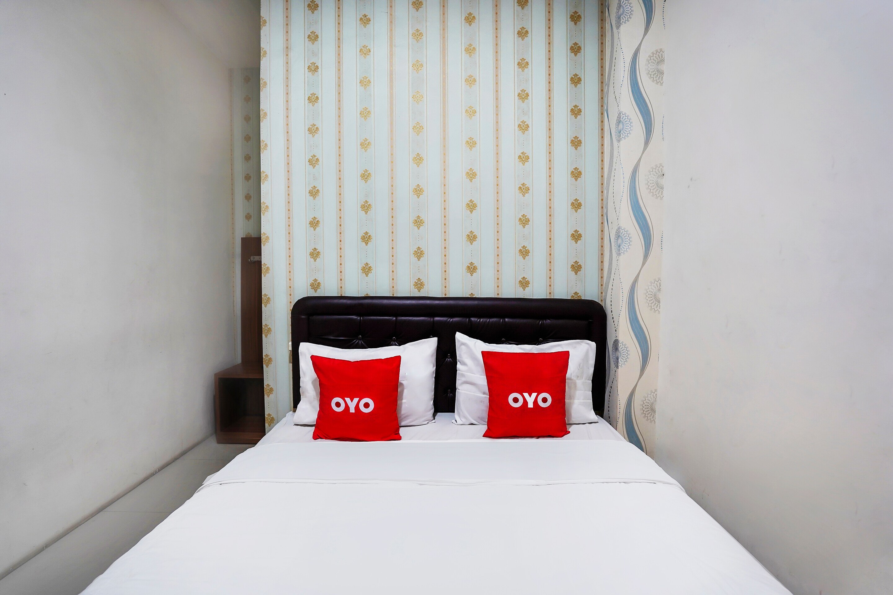Super OYO 91049 D'lima Guest House Sub - Tap to explore photos