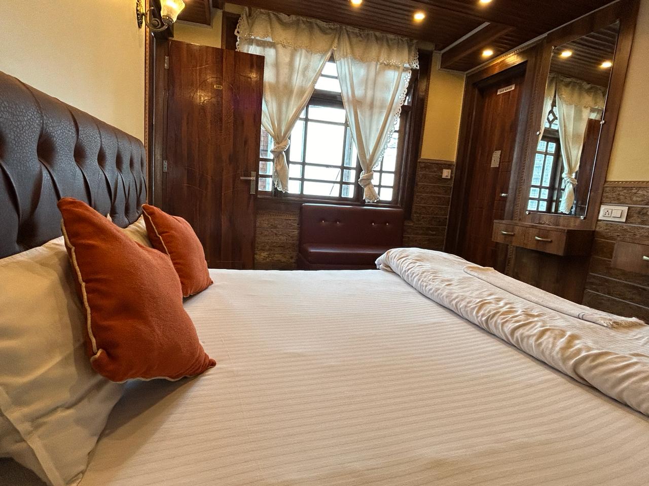 Hotel Ratna Villa Inn - Tap to explore photos