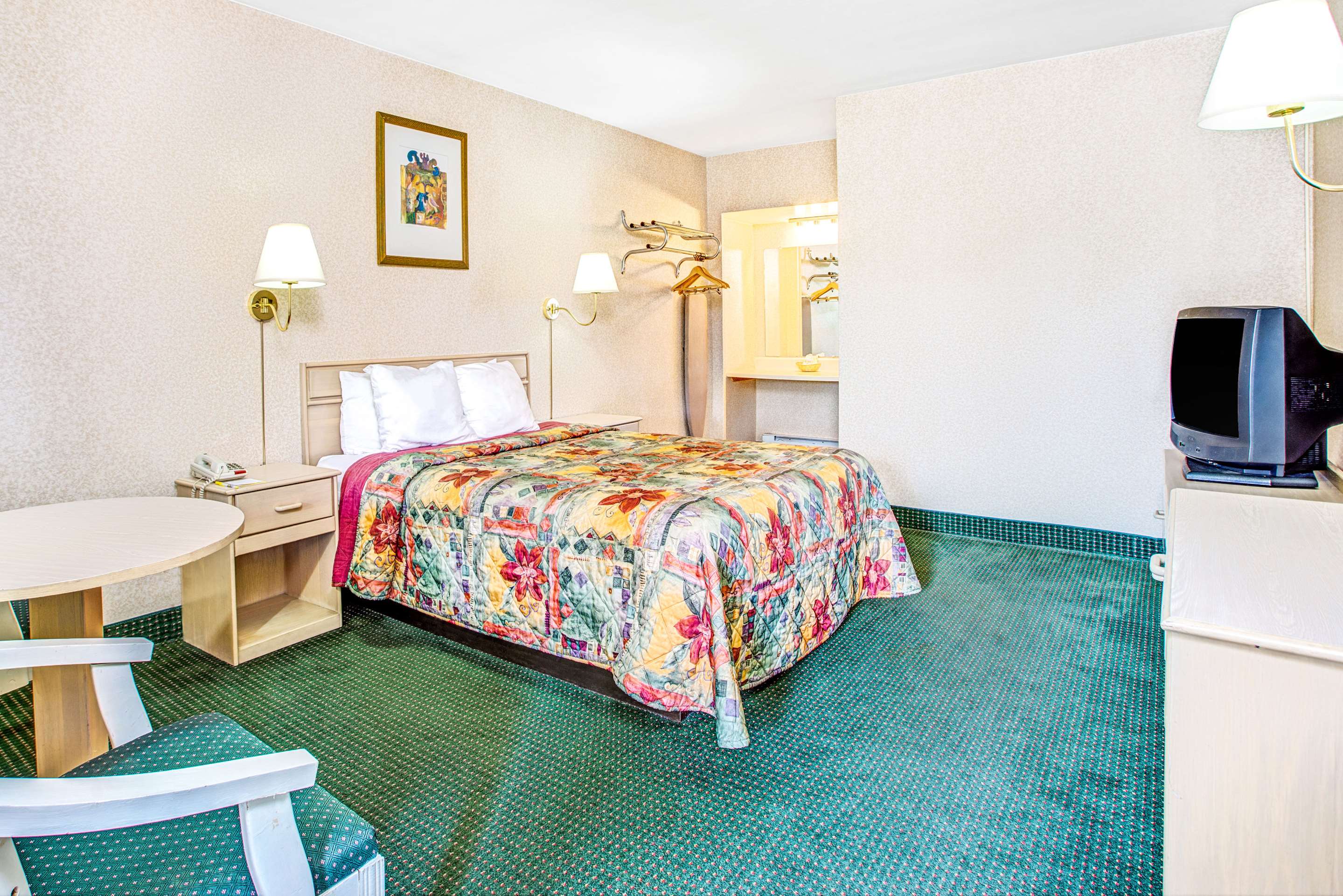 Days Inn by Wyndham Arlington/Washington DC - Tap to explore photos