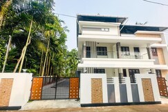 Elegant River View Villa Near Airport Kochi, Cochin
