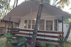 Cafe Nikos & Nikhil's Beach Cottages- Rooms, Goa