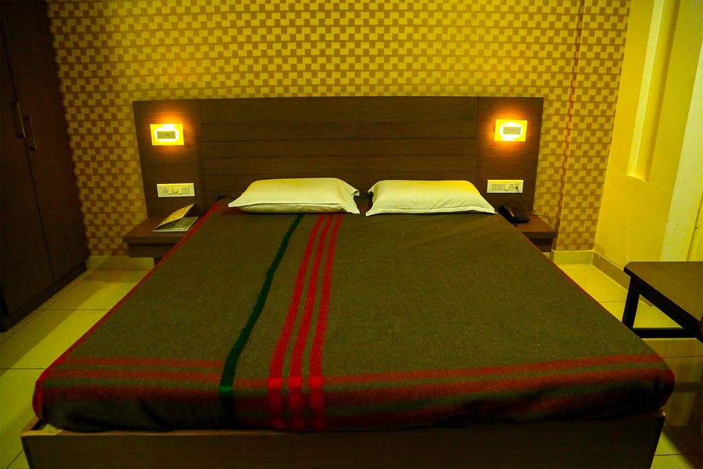 i-ROOMZ Hotel Pawan - Tap to explore photos
