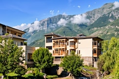 Riverbend Retreat 3BR Mountain Views by Homeyhuts, Kullu