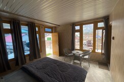 TRIPPY HILLS TOSH, Tosh