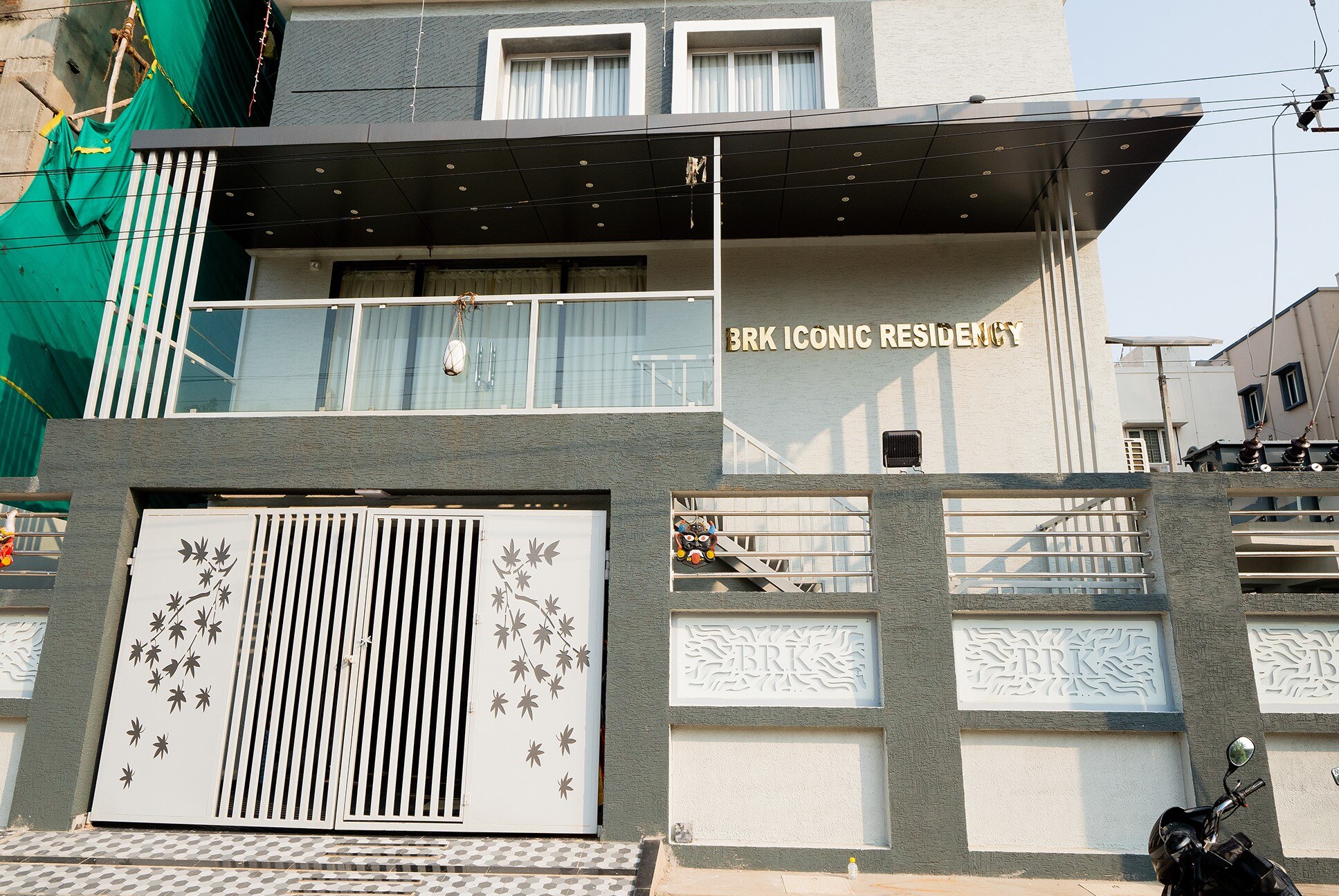 BRK ICONIC RESIDENCY - Tap to explore photos