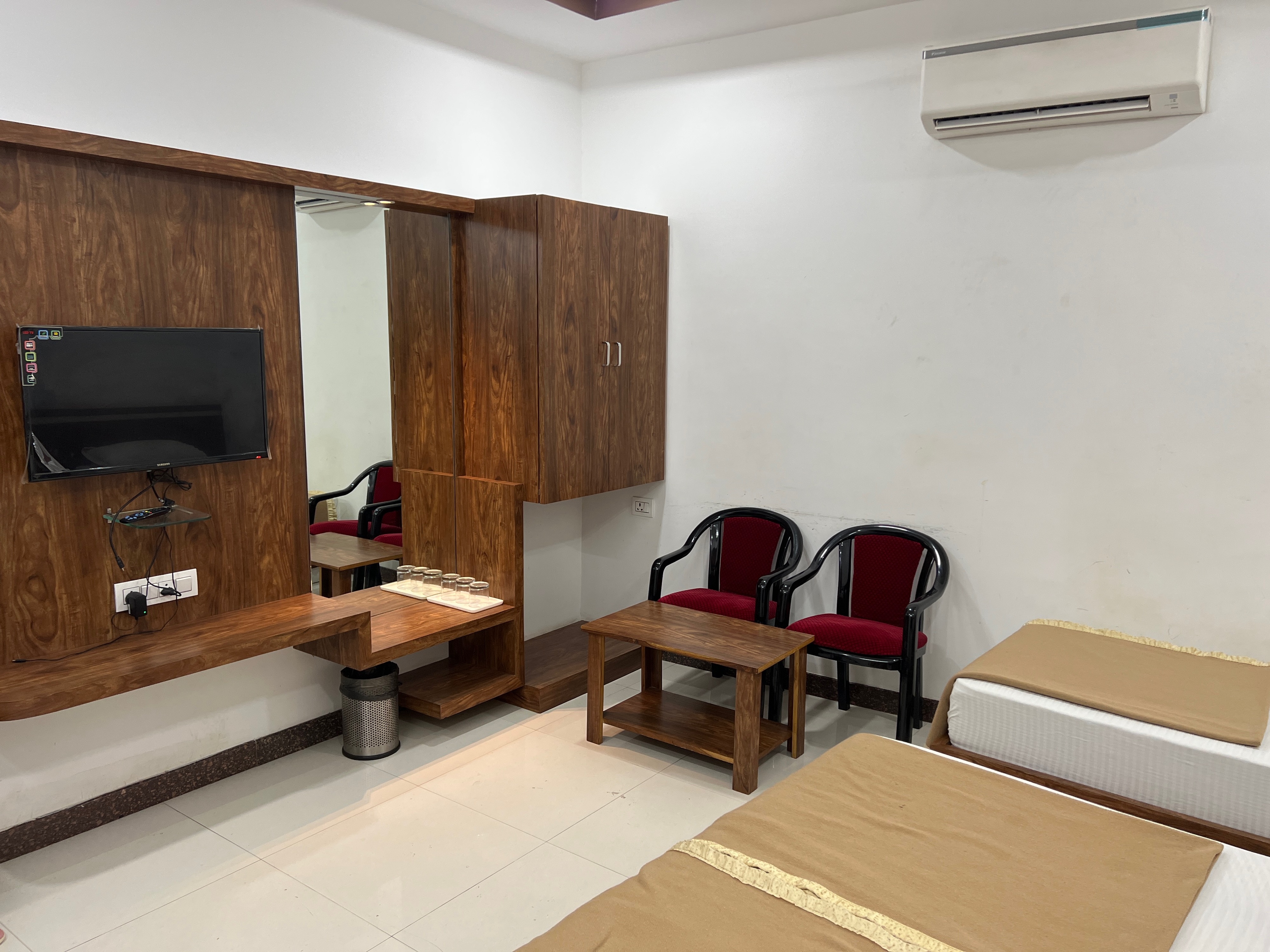Hotel Mansarovar Inn - Tap to explore photos