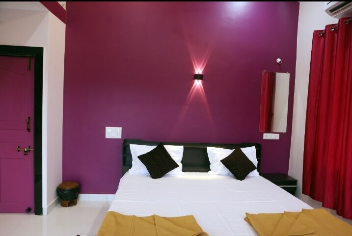 CLASSIC ANAND BUNGALOW-IMPERIAL SUITE AT TARKARLI BEACH MALVAN - Tap to explore photos