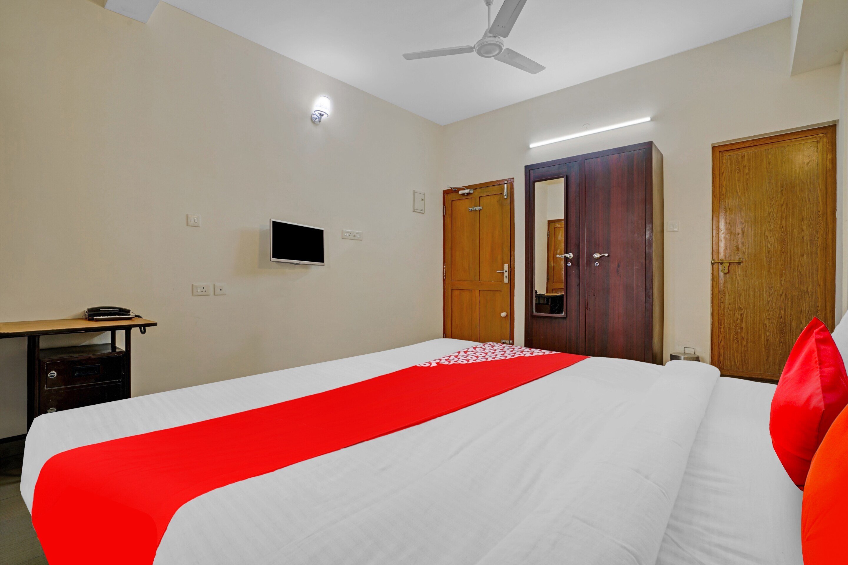 Hotel O Chaitanaya Inn Infopark Kochi - Tap to explore photos
