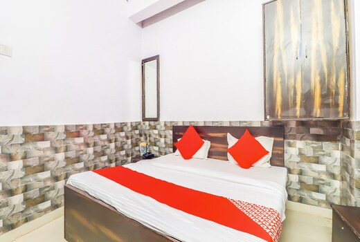 Hotel O Dolphin