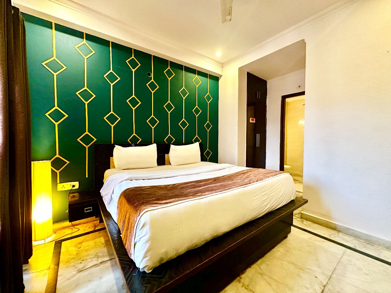 Instay 1525 | Mini Club Party 3BHK U3 - Tap to explore photos
