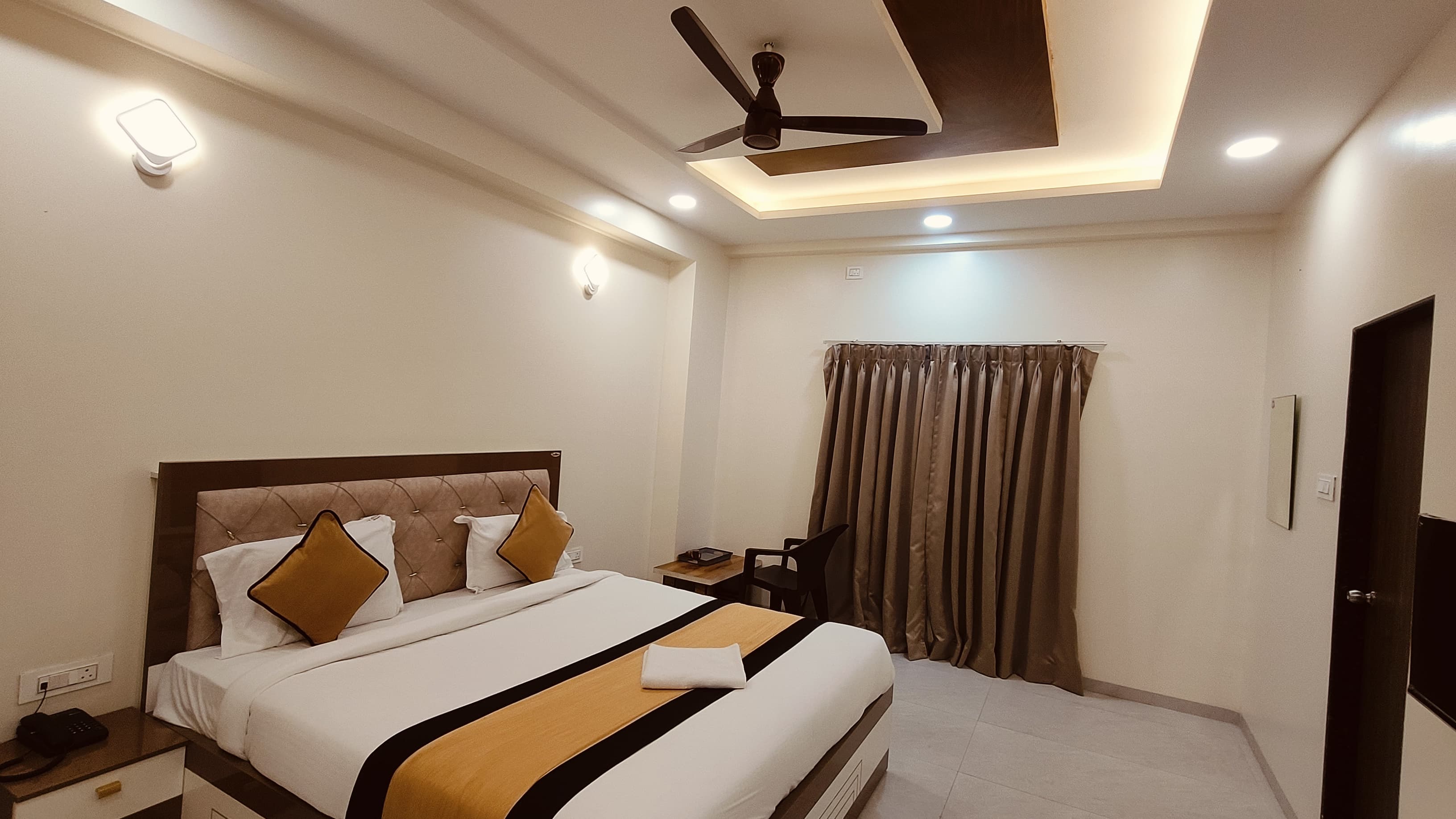 Deluxe Room Non AC with King Bed 1