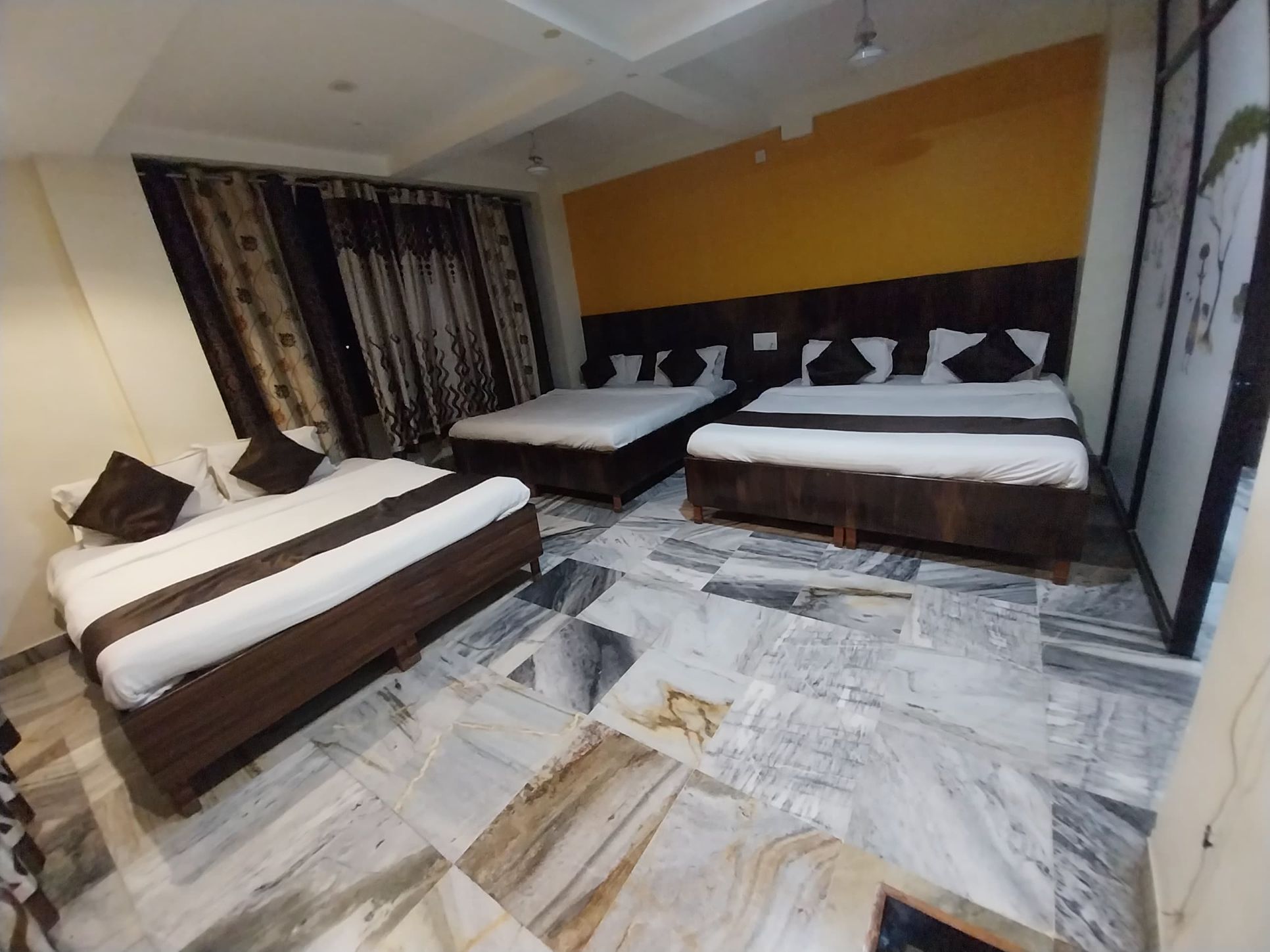 Deluxe Family Suit 6 Bed AC 1