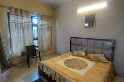 Woodstay, Mampur Bana