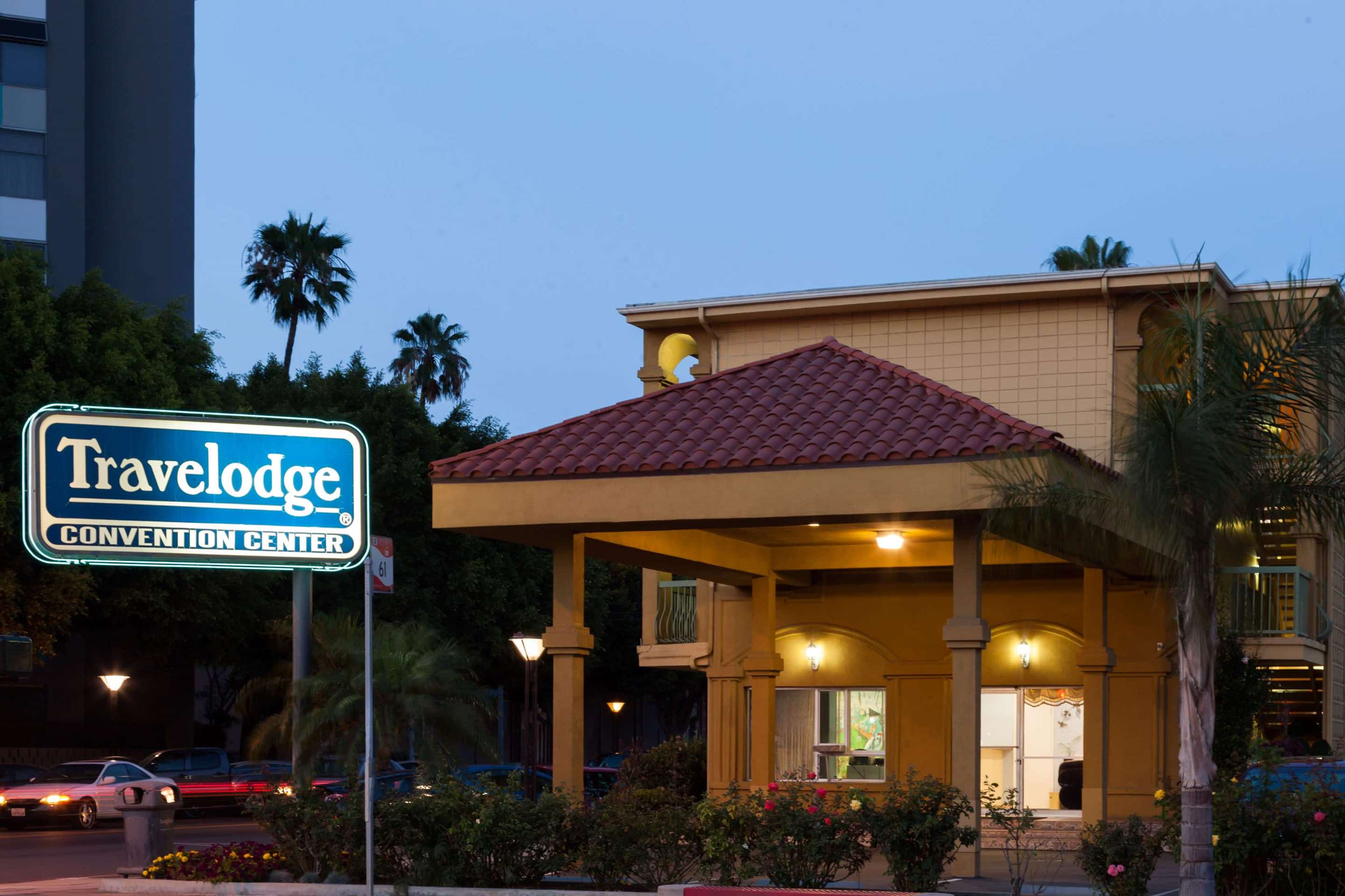 Travelodge by Wyndham Long Beach Convention Center - Tap to explore photos