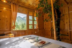 Bastiat Stays Evergreen Bliss Treehouse2, Gushaini