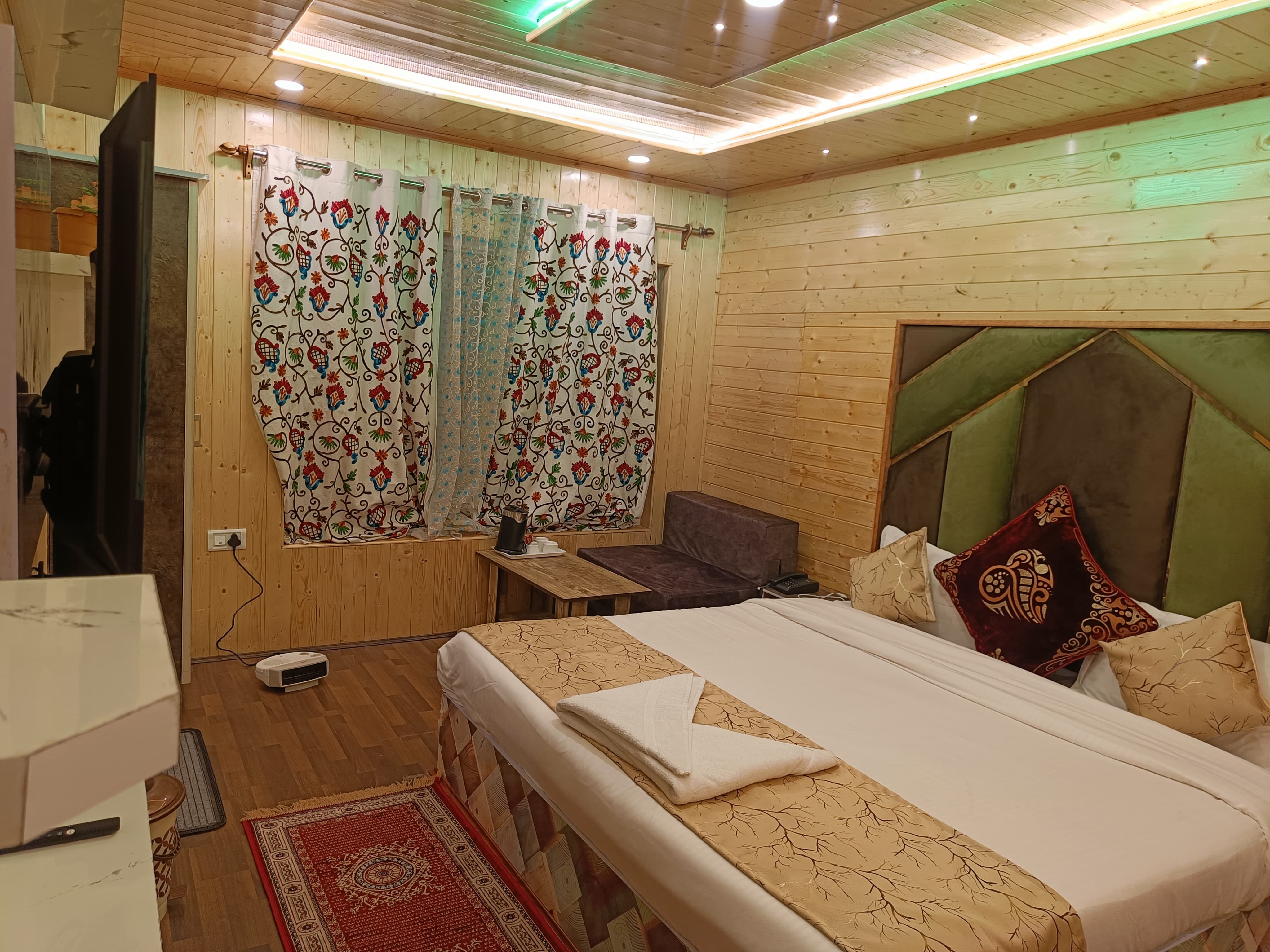 Hotel Pahalgam View - Tap to explore photos