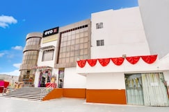 Hotel O Paras Palace, Kanpur