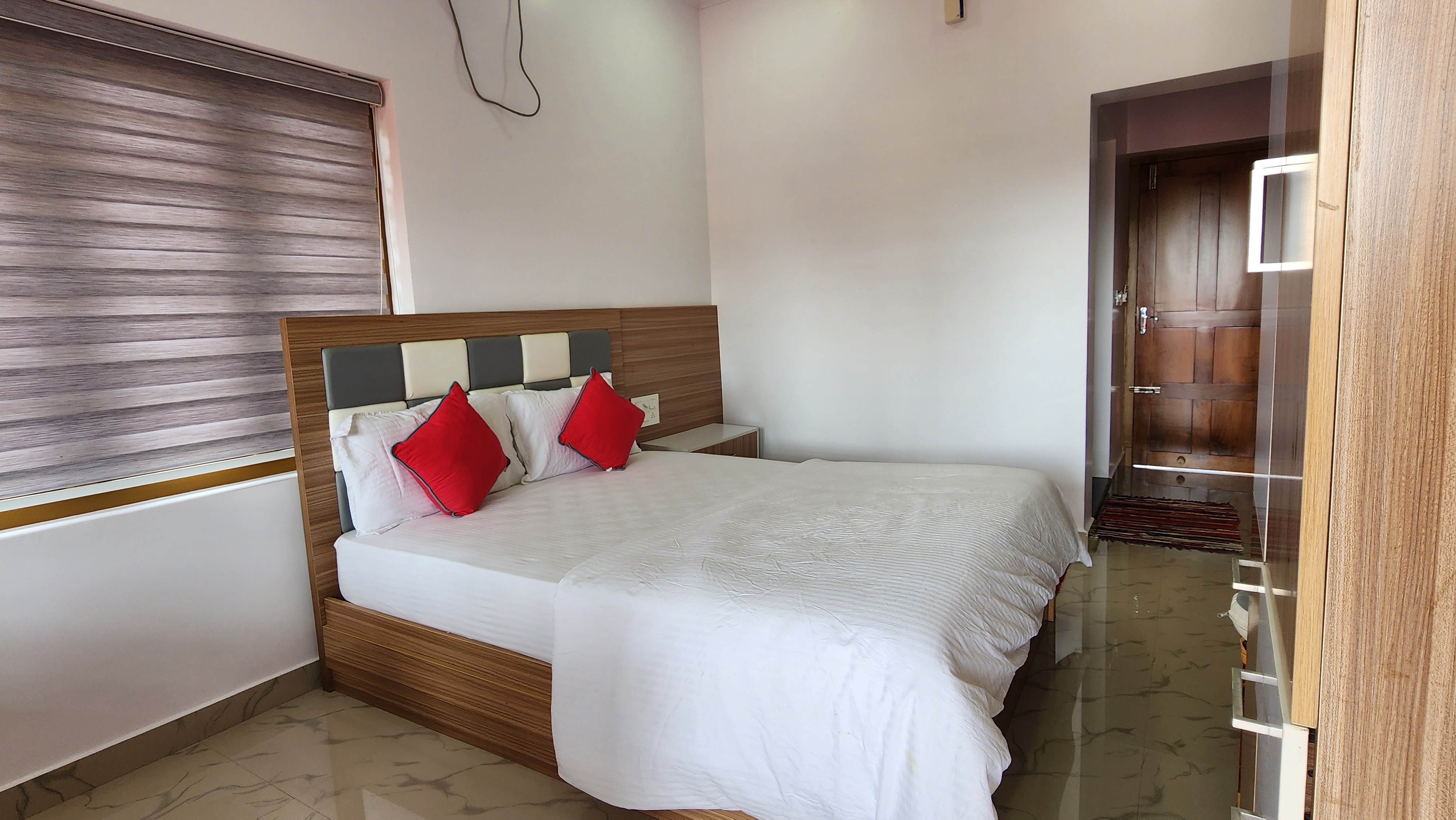Punnamadakkaran Lakeshore Villas - Tap to explore photos