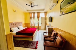PC KUNJ HOMESTAY & RESTAURANT, Kasauli