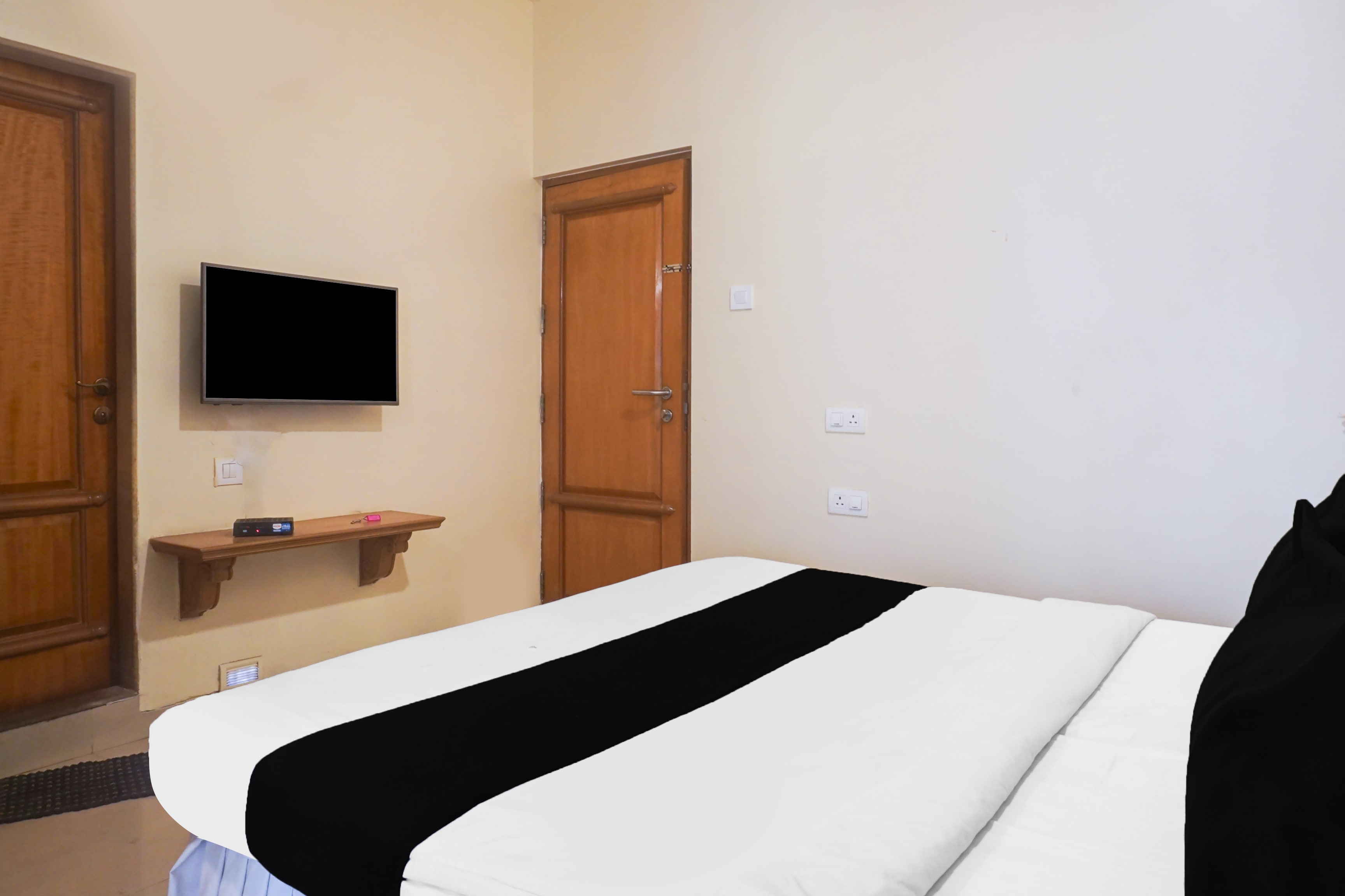 Super Townhouse Oak Baner Road Pune Formerly Hotel Rajwada - Tap to explore photos