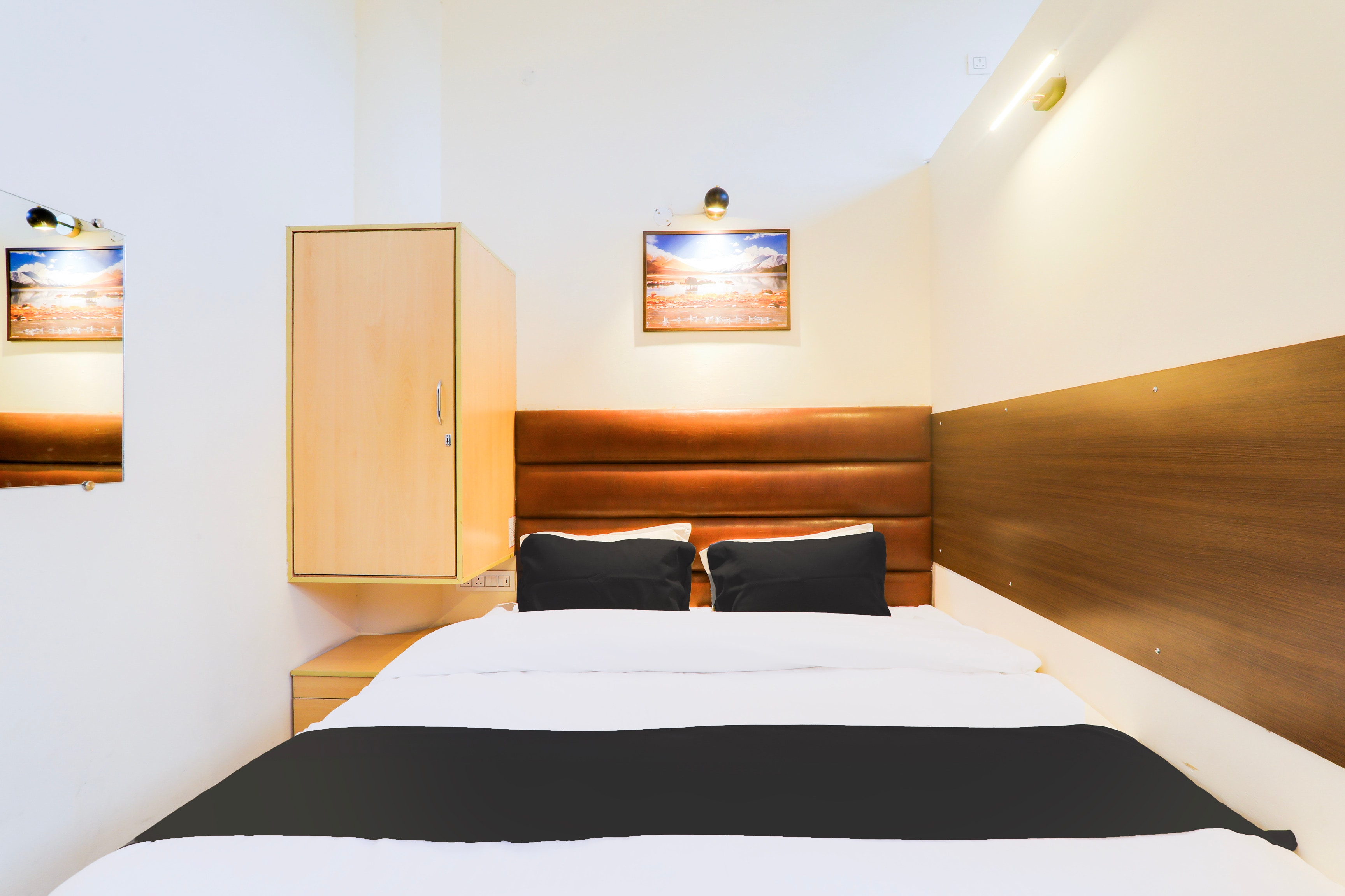 Hotel O Ansh - Tap to explore photos