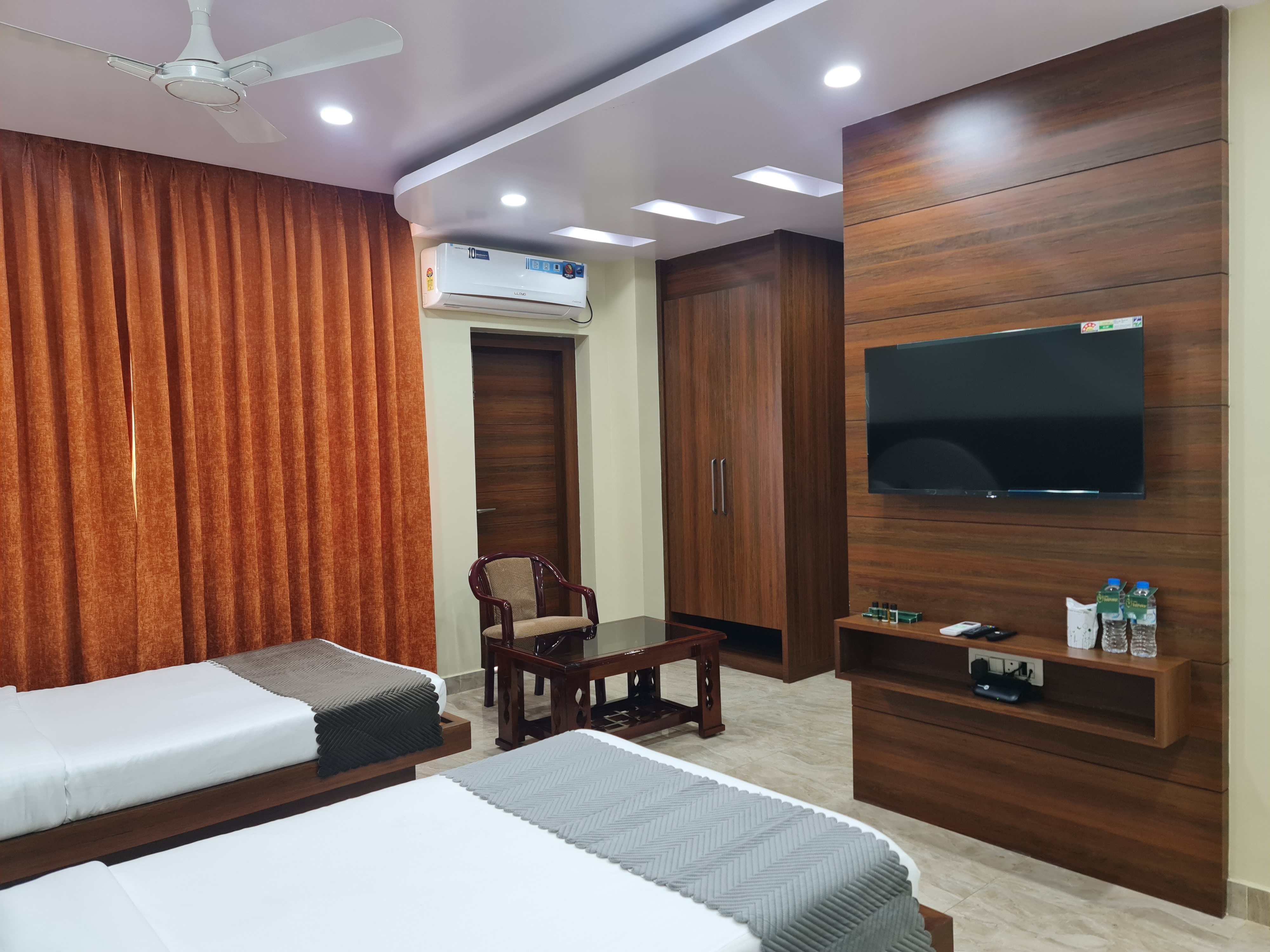 Hotel  Sabhekar - Tap to explore photos