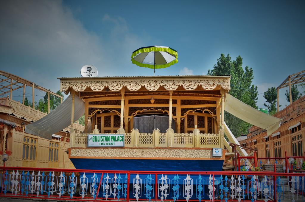 New Gulistan Palace Deluxe Group of House Boats - Tap to explore photos