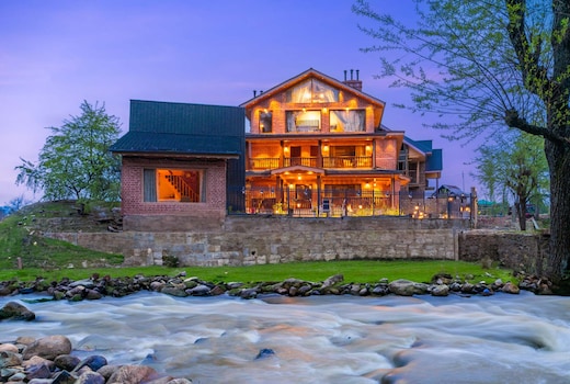 StayVista at Swiss Chalet - Tangmarg