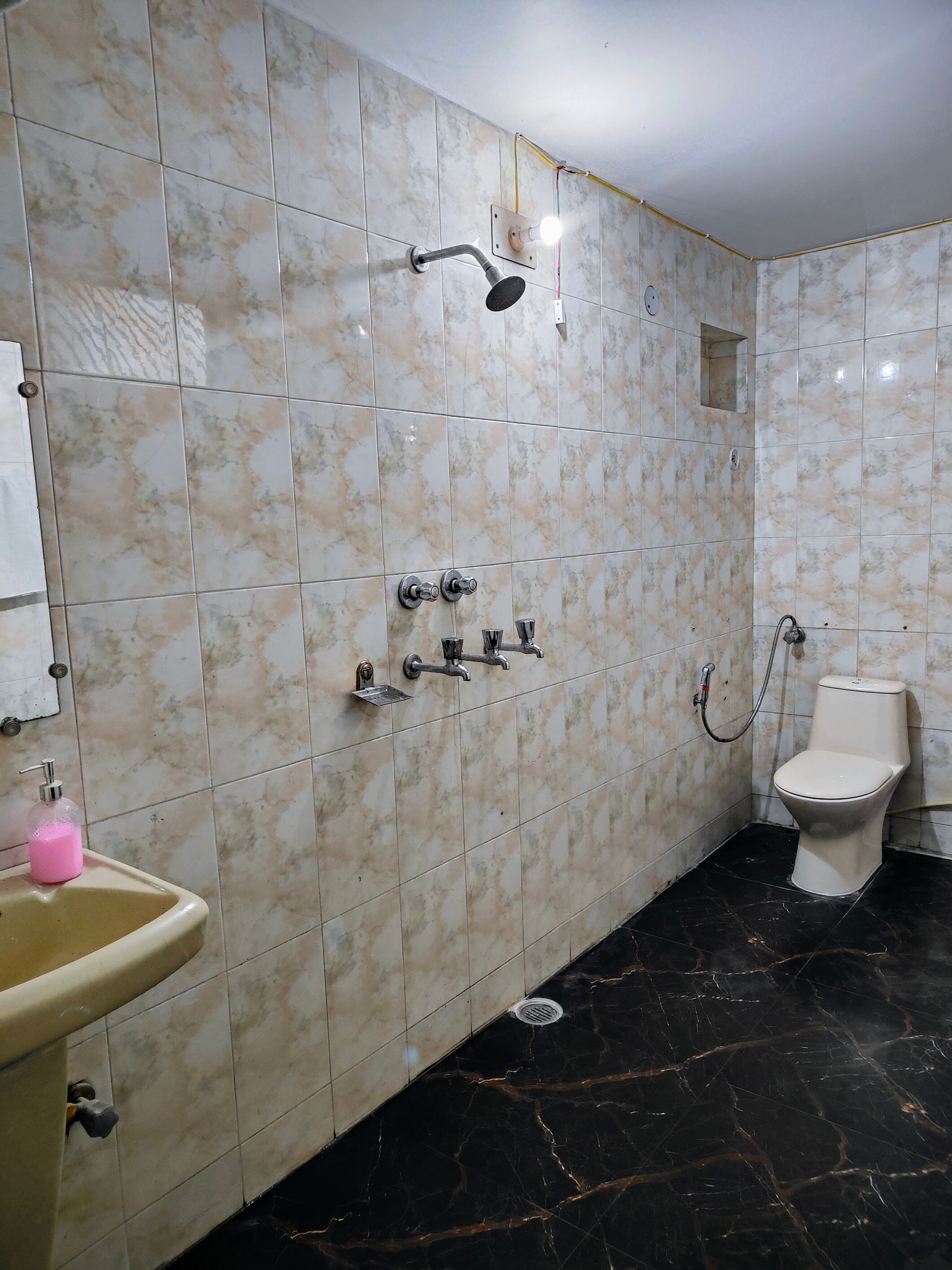 Shantiniketan 4 BHK Comfortable Stay Ayodhya - Tap to explore photos