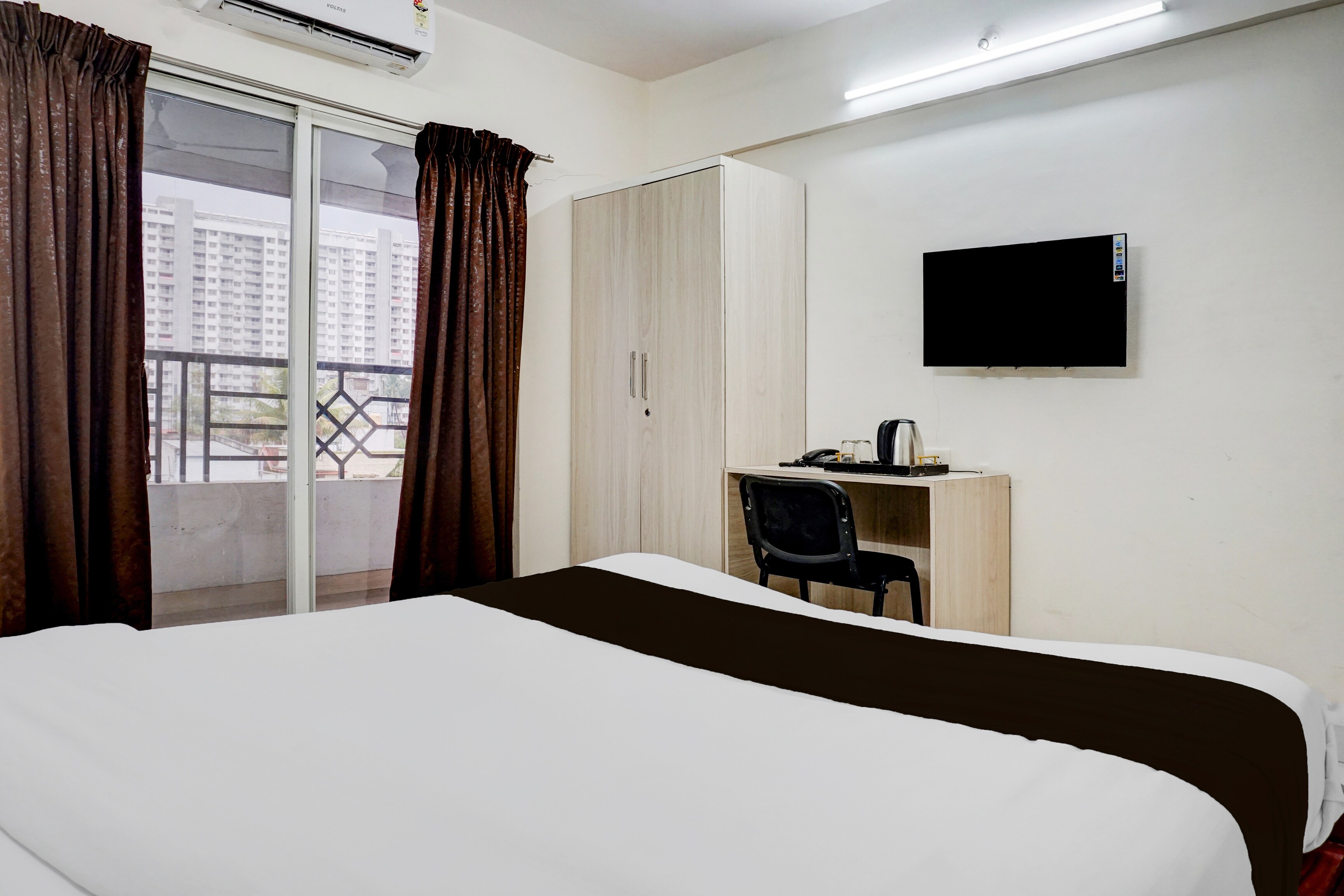 Super Collection O Mundhwa Chowk formerly Opal Suites - Tap to explore photos