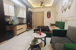 The Forest Stays-Luxury City Loft With Balcony Bliss, Noida