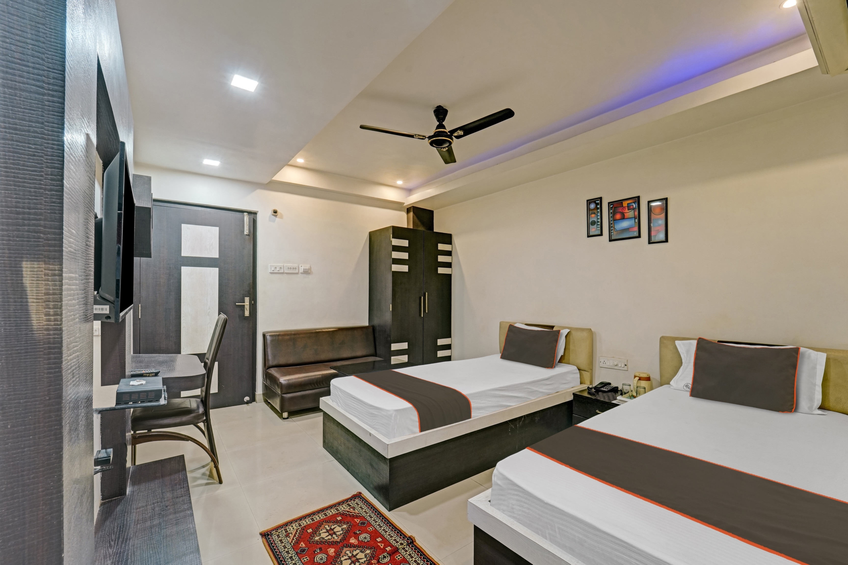 Collection O The Elegance Inn - Tap to explore photos