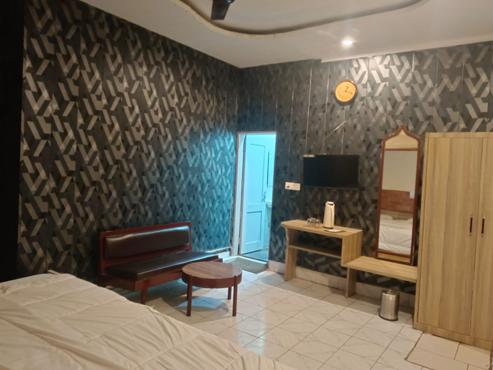 Hotel Pawan - Tap to explore photos