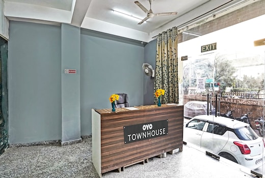 Signature Hotel Noida-62