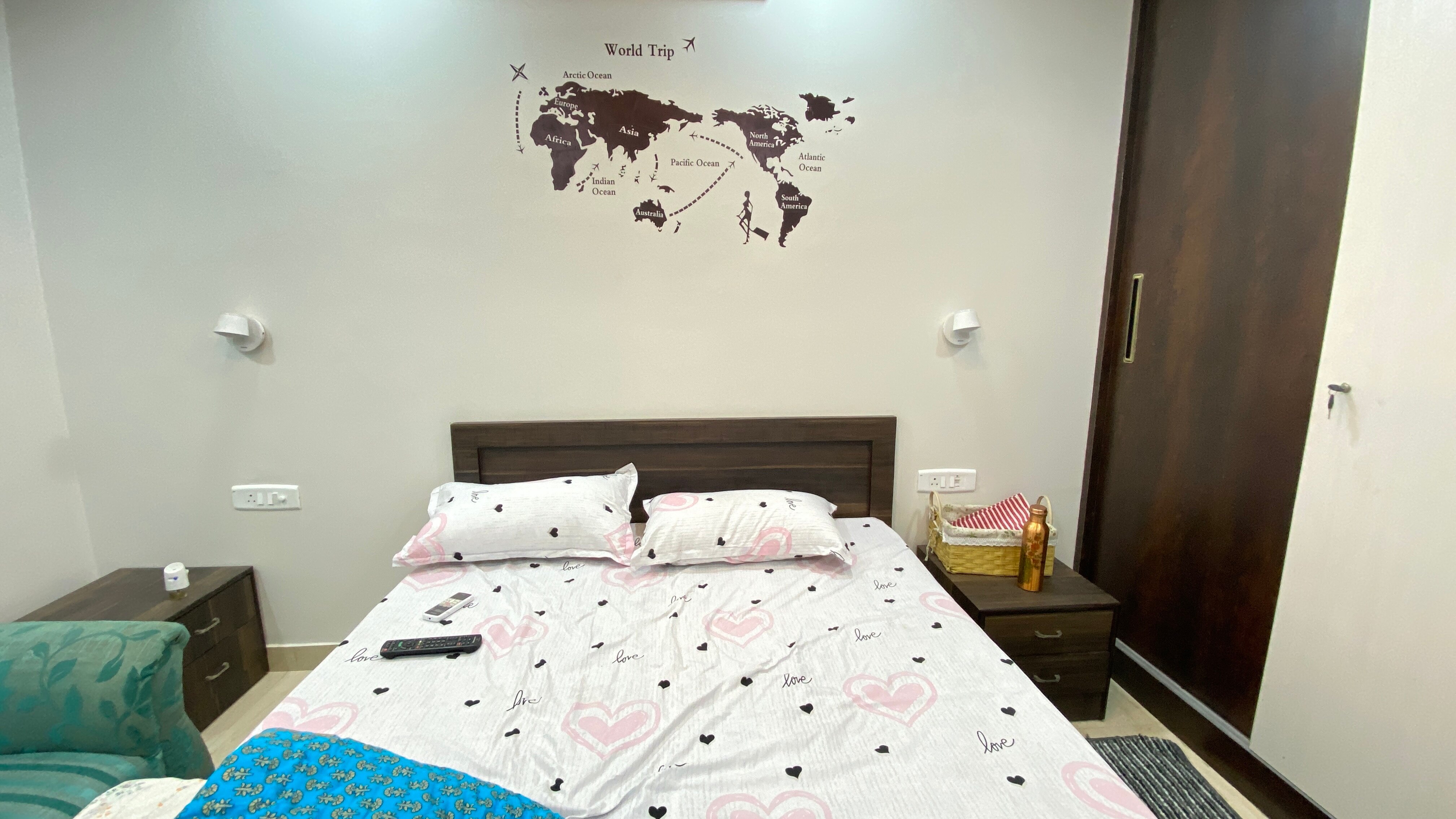 Luxurious 2BHK in raja park w/h free wifi - Tap to explore photos