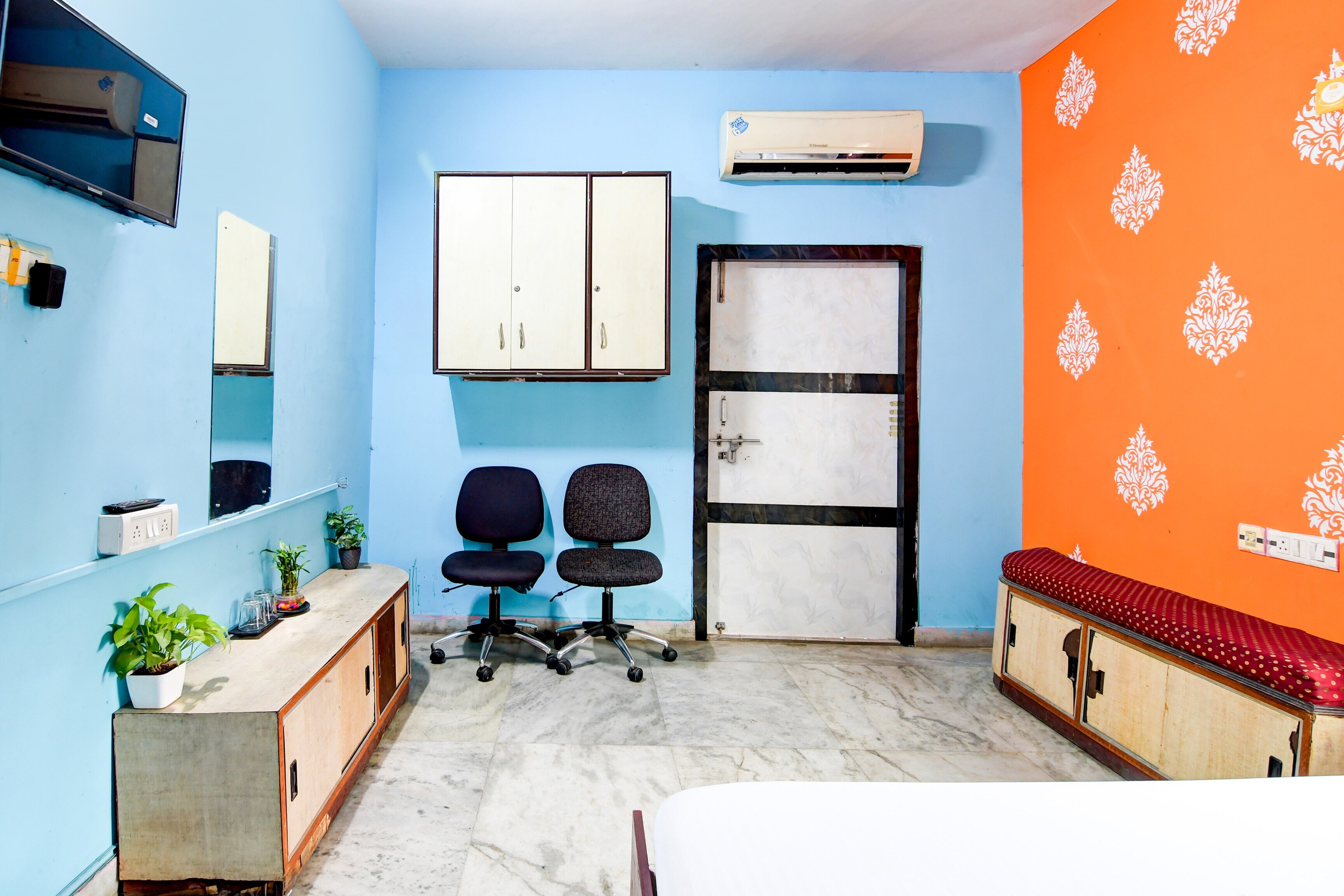 Hotel O Chinar Park Guest House - Tap to explore photos