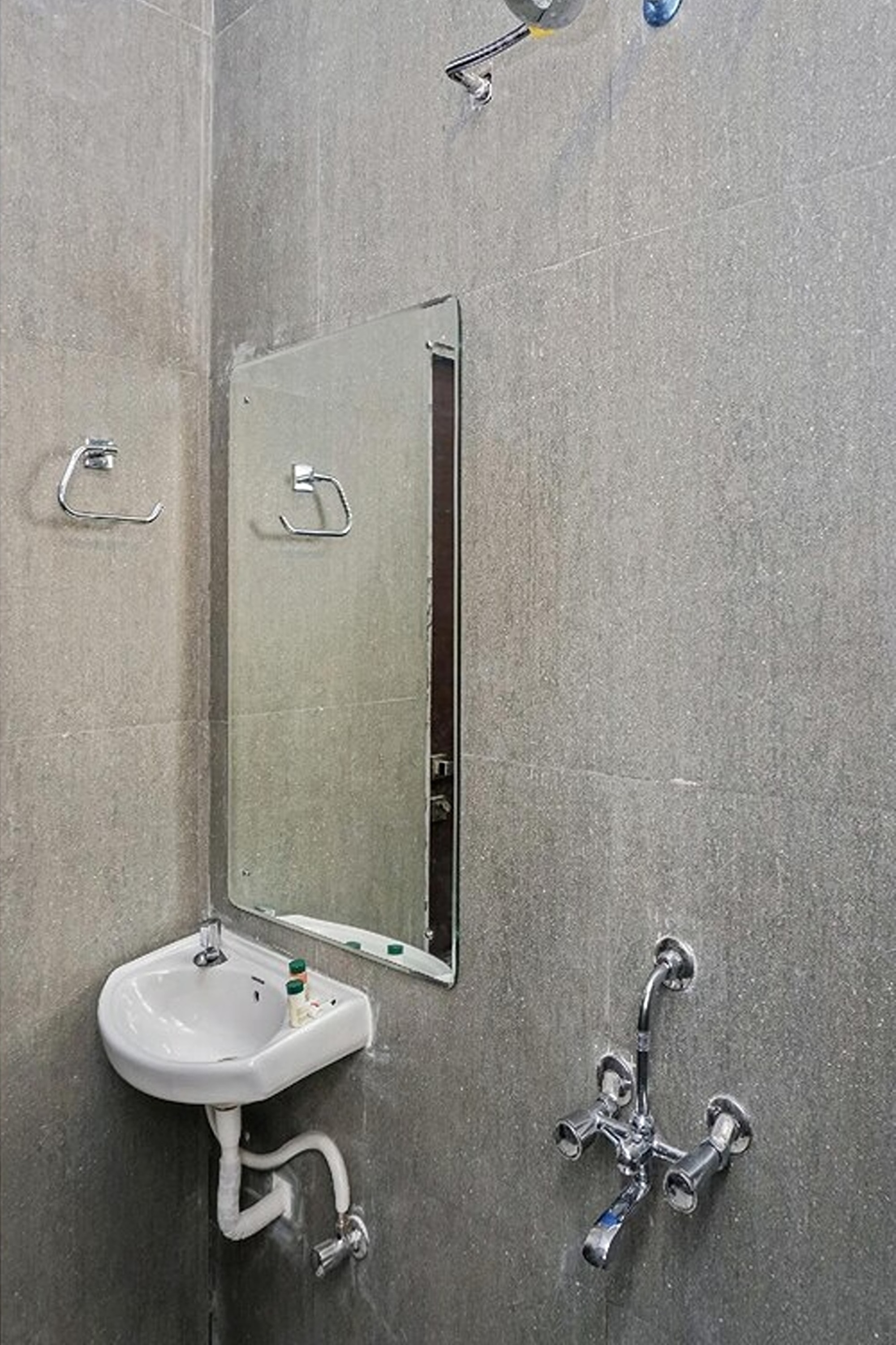I Suites - Tap to explore photos