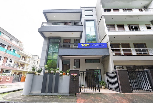 FabHotel Golf Luxury