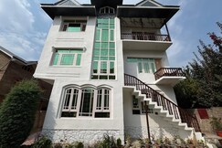 The Shesh Bagh Boutique - Garden Stay Near Dal Lake & Mughal Garden, Srinagar