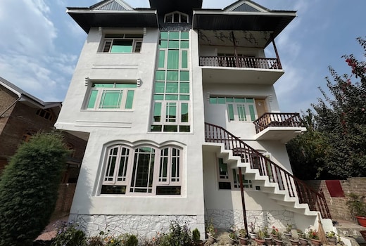 The Shesh Bagh Boutique - Garden Stay Near Dal Lake & Mughal Garden