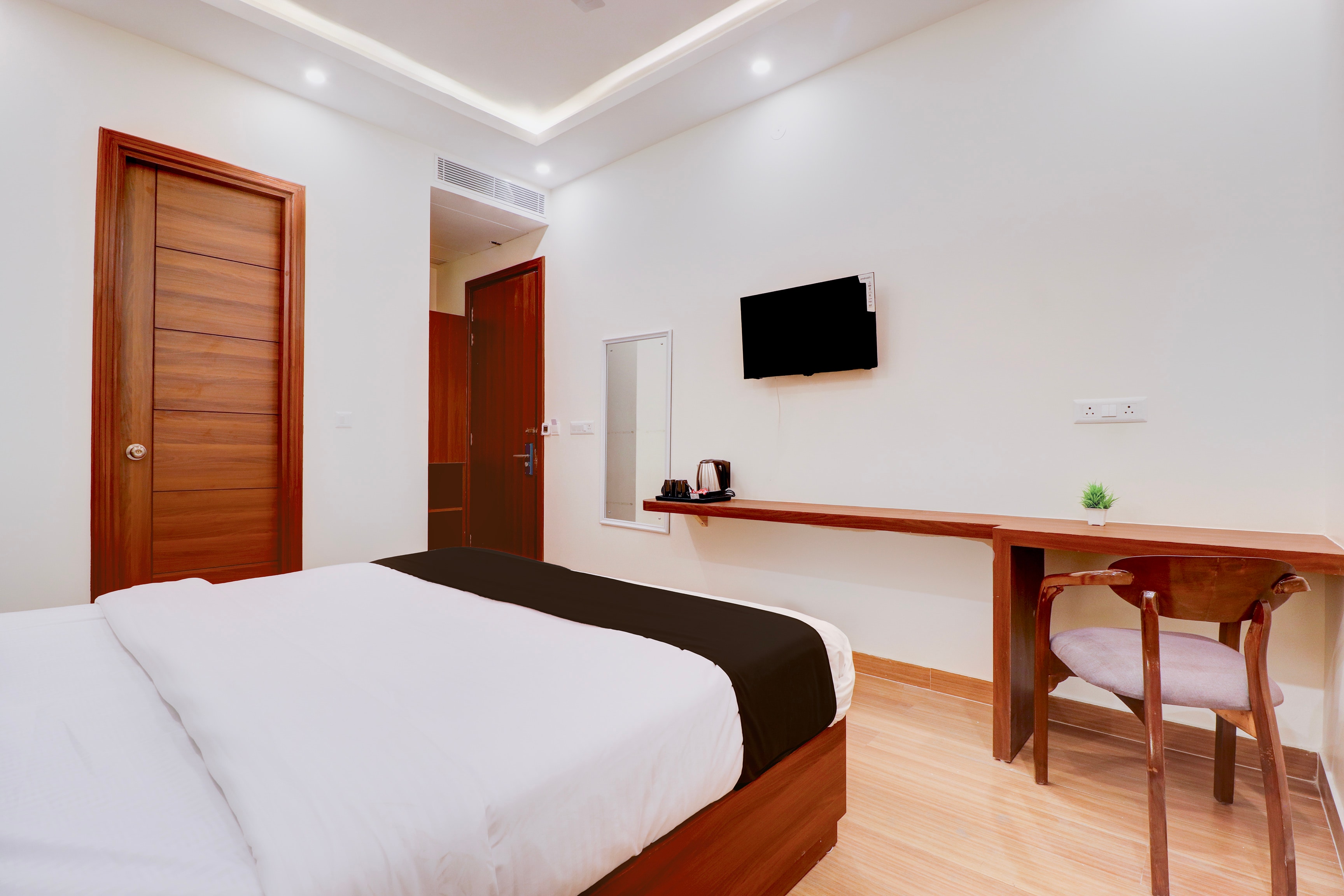 Super Townhouse Oak FRI Dehradun Formerly Hotel EL Portrait - Tap to explore photos
