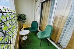 La La   Luxuria, Greater Noida