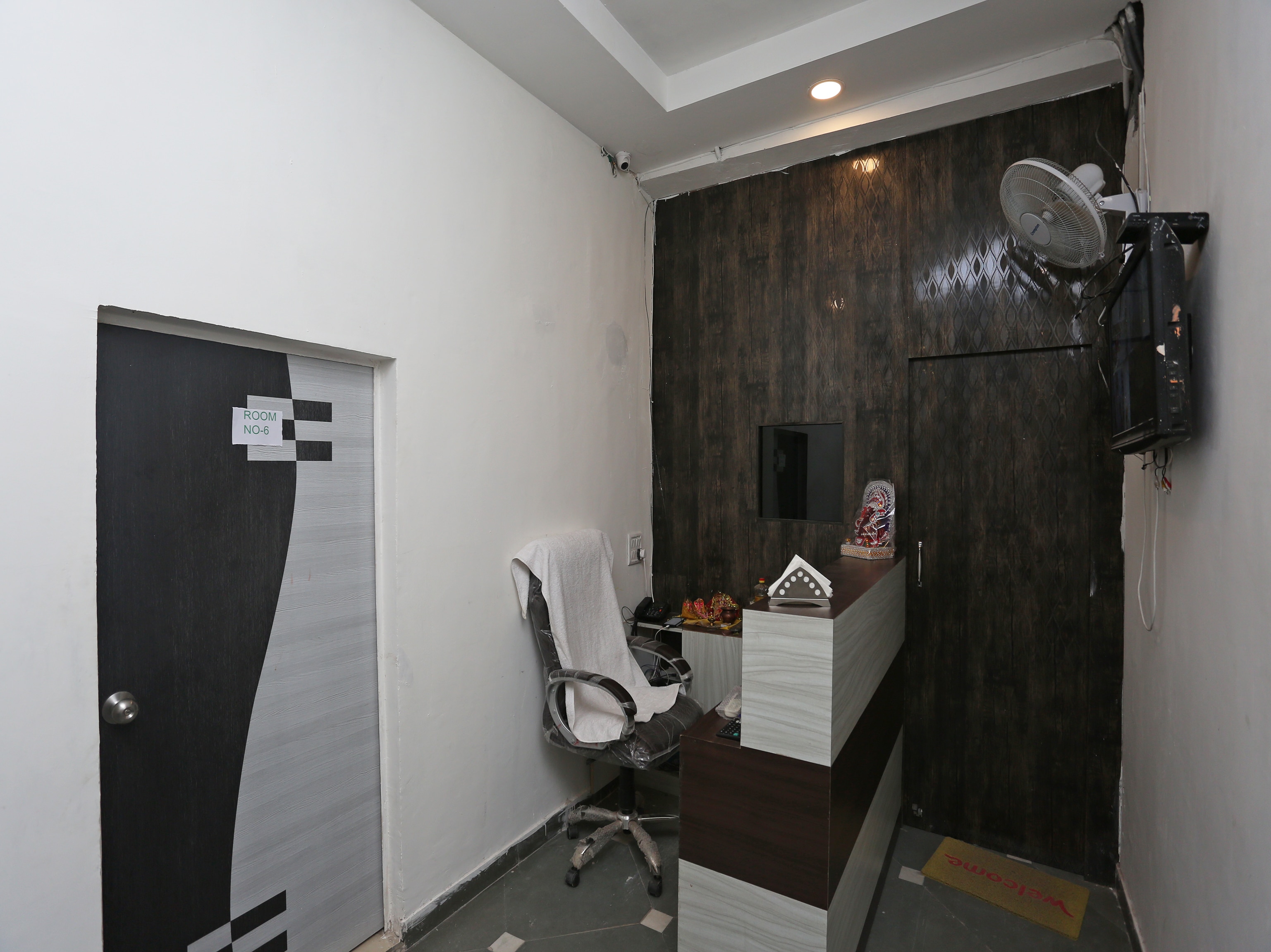 Oyo 37555 Bg House Delhi Use Code Oyopaynow To Avail Extra 15