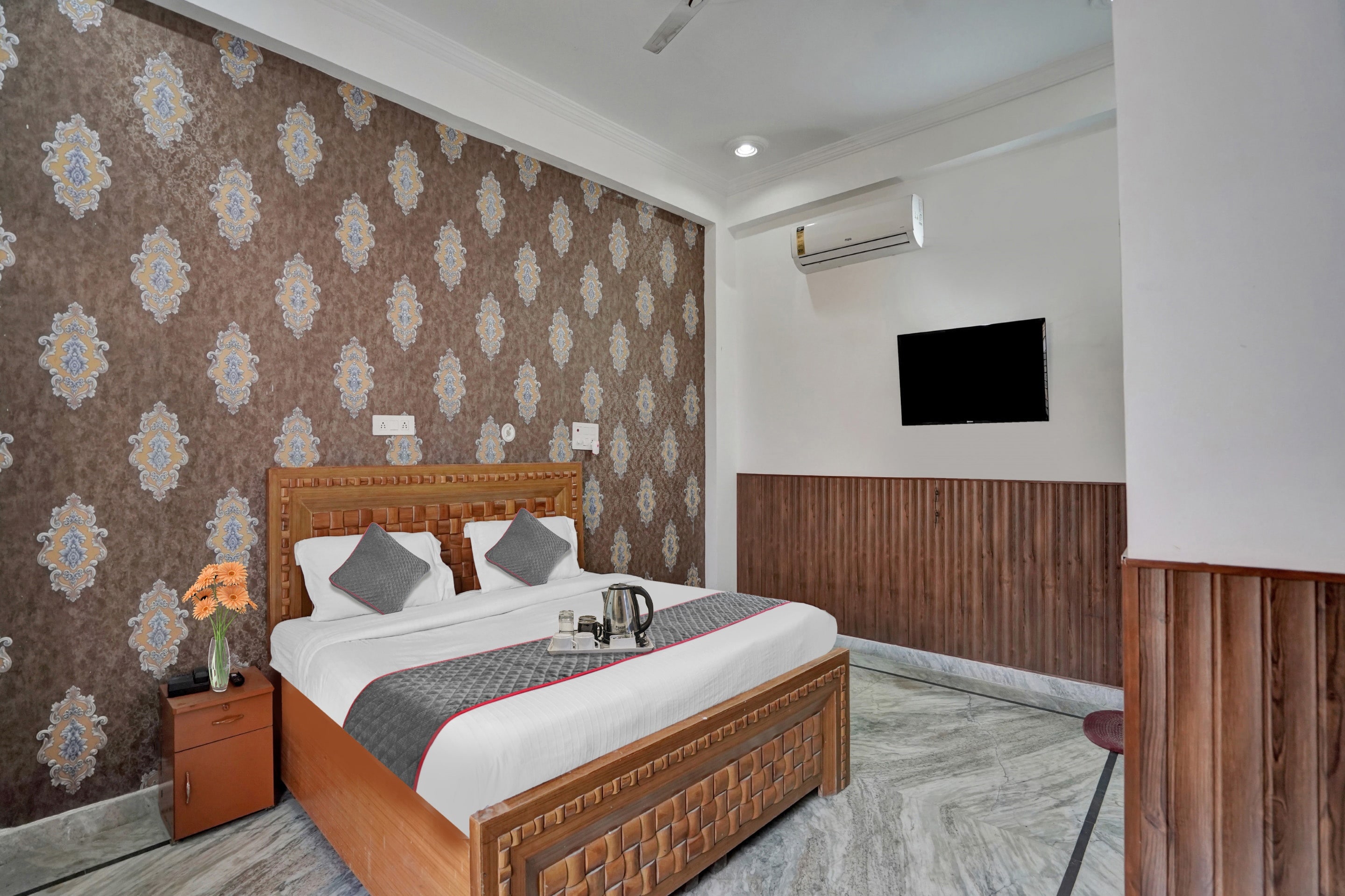 Collection O Samira Residency Near Botanic Garden Of Indian Republic - Tap to explore photos
