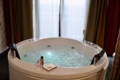 Airnest Stays Casa Jacuzzi Luxury Room, Lucknow