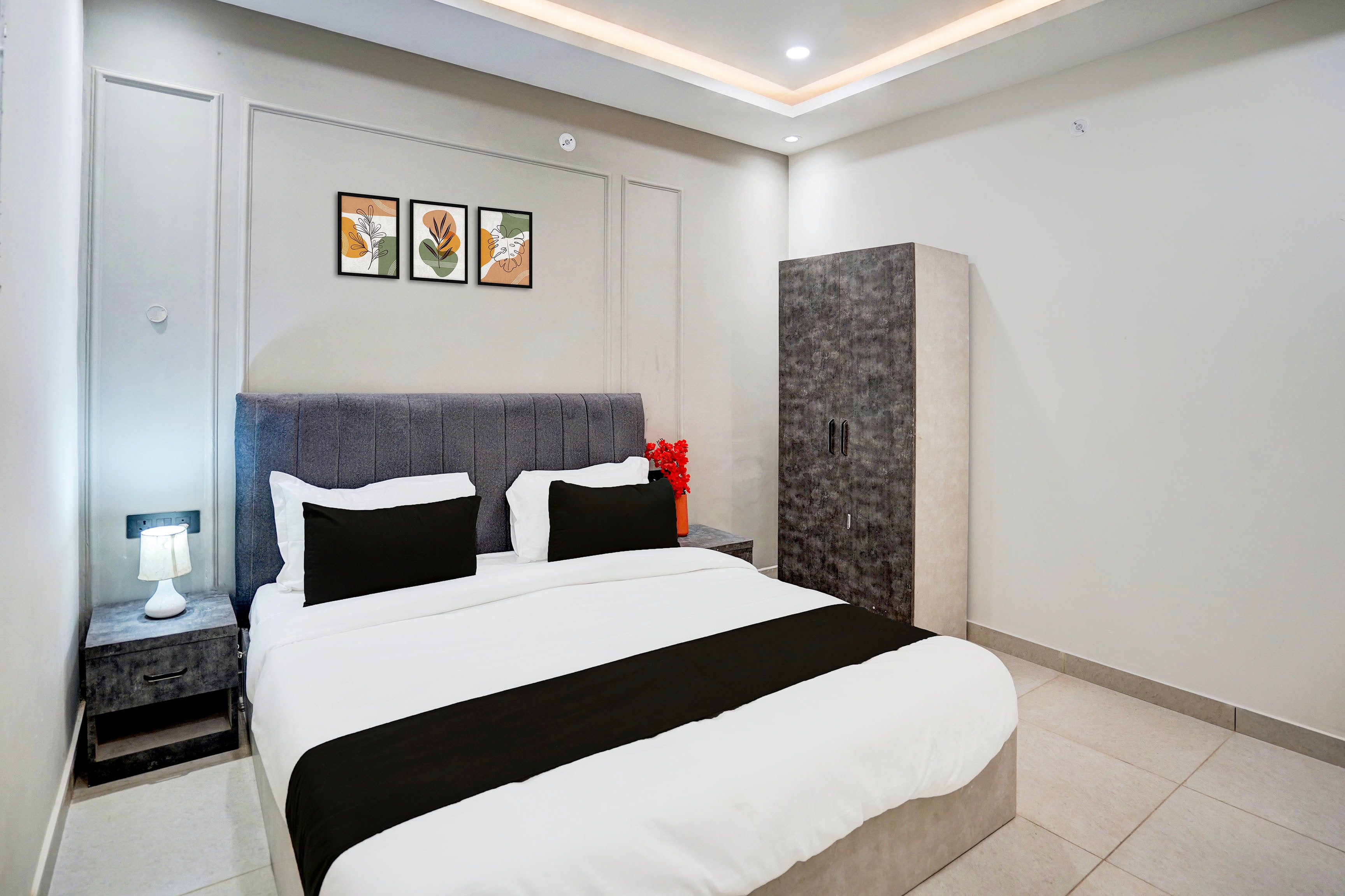 OYO 830390 Hotel SS Royal - Tap to explore photos